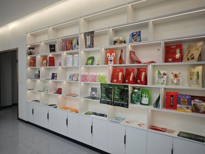 池州學(xué)院綠彩興浠實踐團(tuán)探訪彩印包裝廠首日紀(jì)實 聚焦日用百貨包裝